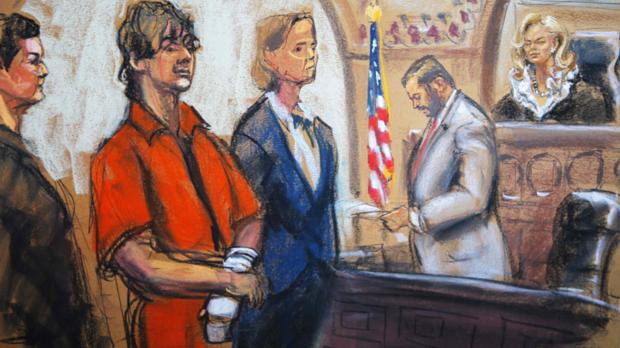 Dzhokhar Tsarnaev entre as advogadas Miriam Conrad (esq) e Judy Clarke durante audiência diante da juíza Marianne Bowler em um tribunal de Boston