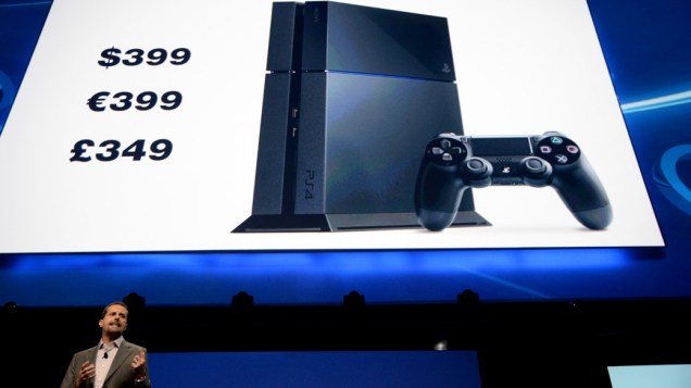 Andrew House, CEO da Sony Computer Entertainment, apresenta o novo Playstation 4, durante a E3