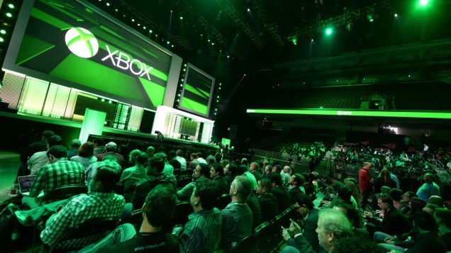 Espectadores esperam pelo início da coletiva sobre o novo Xbox 360 no E3, em Los Angeles