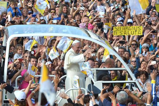 Papa Francisco chega para celebrar missa na Sardenha