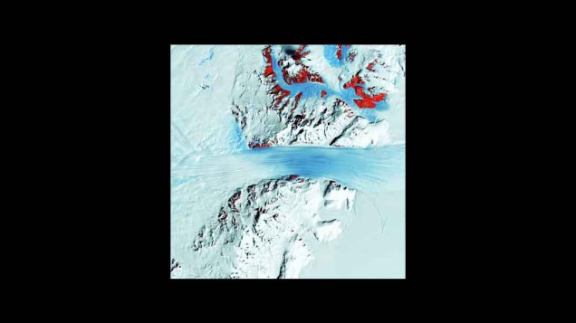 <p>Antártida, janeiro de 2000. Imagem da geleira Byrd, uma das maiores do mundo. Com cerca de 180 quilômetros de comprimento, ela se move a uma taxa de 0,8 quilômetros por ano em direção ao mar</p>