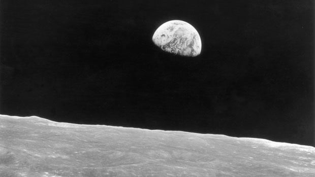 A Terra vista a partir do Apolo 8, na primeira imagem vista da órbita da Lua, que ficou conhecida como "Earthrise"