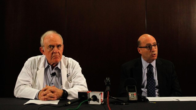 Os médicos Edward Goodman, do Hospital Presbiteriano de Dallas, e Mark Lester, chefe de pesquisas em saúde do Texas, durante coletiva de imprensa na qual anunciaram o primeiro caso de ebola diagnosticado nos Estados Unidos