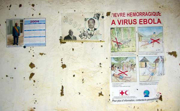 Cartaz no Congo, país atingido por surtos de ebola, pede para que se evite o contato com animais e pessoas mortas e doentes, possíveis transmissores do vírus
