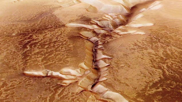 <p>Mais uma imagem registrada pela Mars Express. Aqui, o Echus Chasma, uma das maiores regiões de fonte de água em Marte.</p>