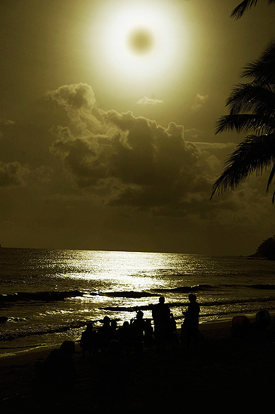 Turistas observam o eclipse total do Sol na praia de Queensland, na Austrália