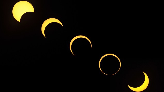 <p>Montagem de fotos mostra as várias etapas do Sol sendo coberto pela Lua durante o eclipse, no Arizona</p>