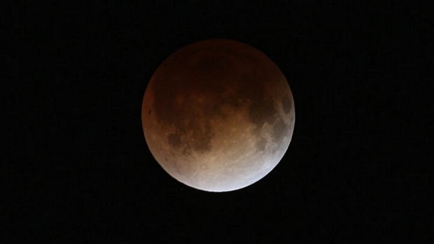 Eclipse total lunar criou efeito apelidado de 'Lua de sangue'