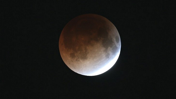 <p>Eclipse total cobre a Lua na madrugada de terça-feira</p>