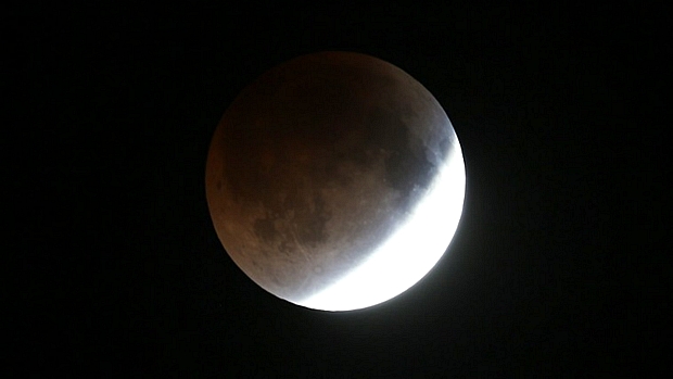 <p>Tempo nublado pode ter atrapalhado avistamento do eclipse total da Lua no Brasil</p>