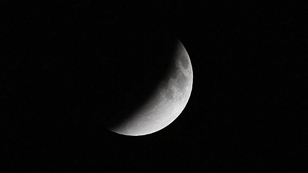 <p>Sombra da Terra encobre a lua em eclipse total na madrugada de terça-feira</p>