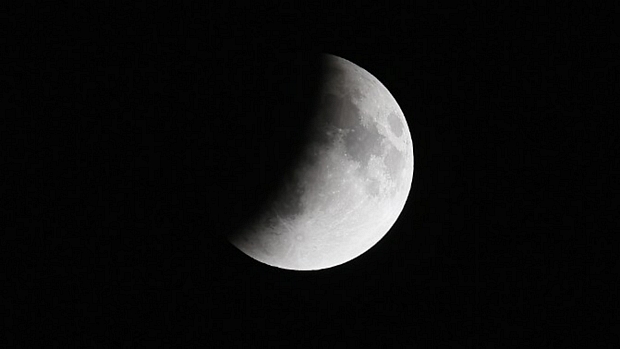 <p>Sombra da Terra começa a encobrir a Lua durante eclipse</p>