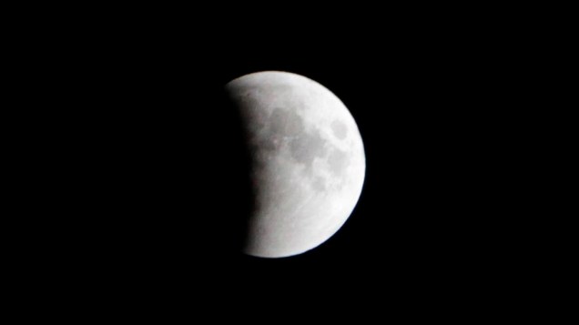 <p>Eclipse da lua visto em Srinagar, Índia</p>