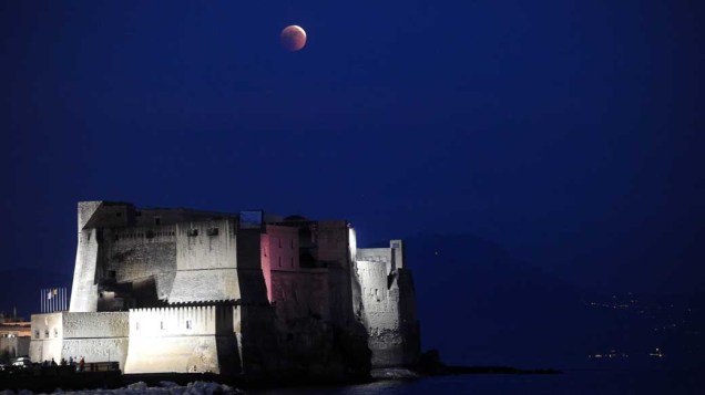<p>Eclipse da lua visto em Nápolis, Itália</p>