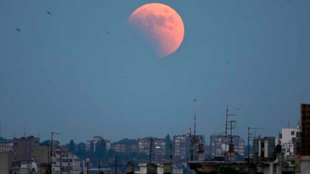 <p>Eclipse da lua visto em Belgrado, Sérvia</p>