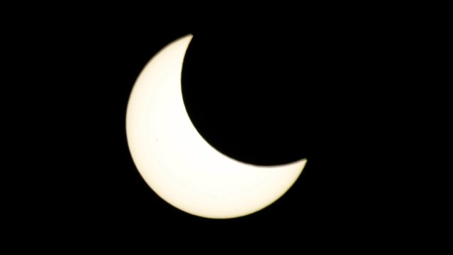 <p>A Lua e o Sol se alinharam em um evento astronômico raro: um eclipse anela que escureceu o céu em partes da ásia e da América do Norte</p>