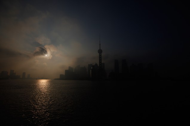 <p>O eclipse é visto ao longo do Rio Huangpu em Xangai</p>