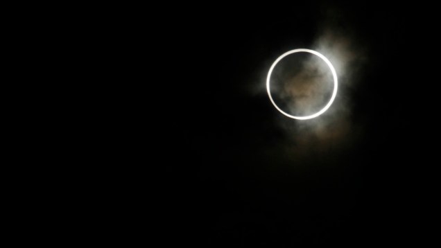 <p>O eclipse anelar é visto no céu acima da escola Daini, em Tóquio</p>