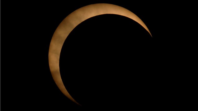 <p>O eclipe mostra a Lua entre a Terra e o Sol, formando um anel de fogo. O evento só poderá ser visto no Hemisfério Norte entre os dias 20 e 21</p>