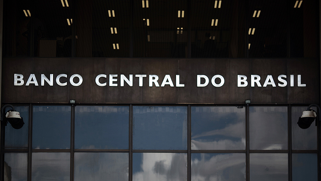 Banco Central admite, pela primeira vez, que a inflação vai estourar o teto da meta em 2015 e que o crescimento será negativo no ano passado