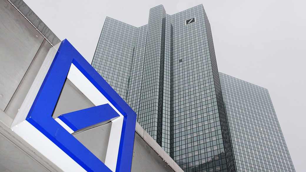 Logotipo do Deutsche Bank, em frente à sede do banco em Frankfurt, na Alemanha