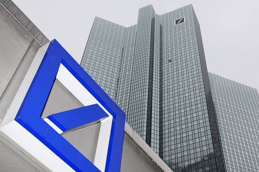 Logotipo do Deutsche Bank, em frente à sede do banco em Frankfurt, na Alemanha