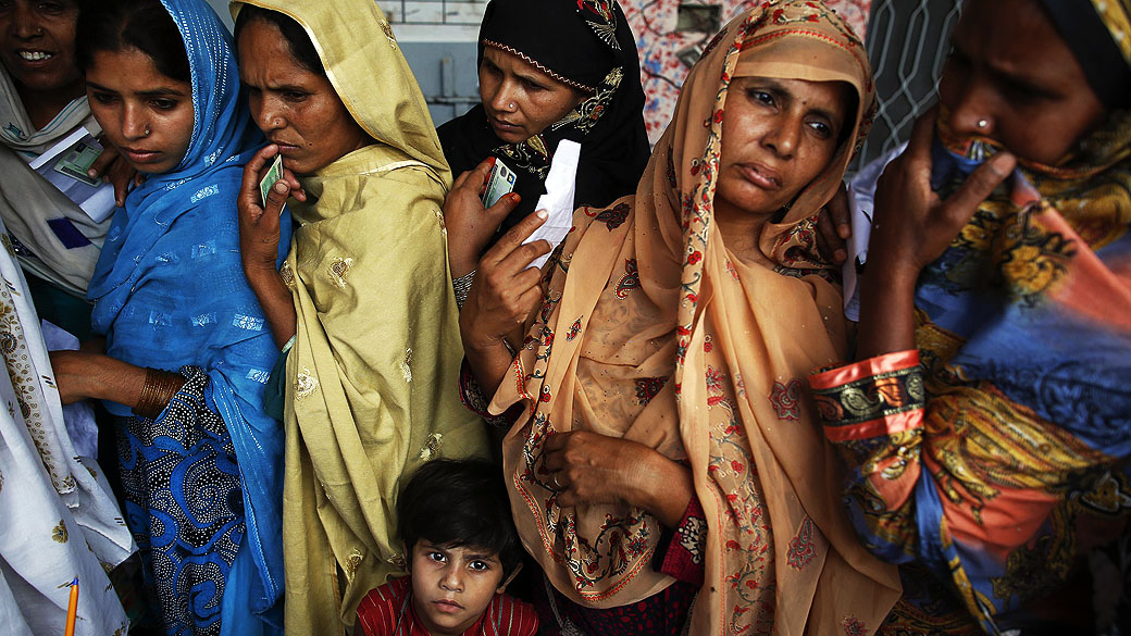 Mulheres em fila para votar em uma aldeia perto de Lahore, no Paquistão