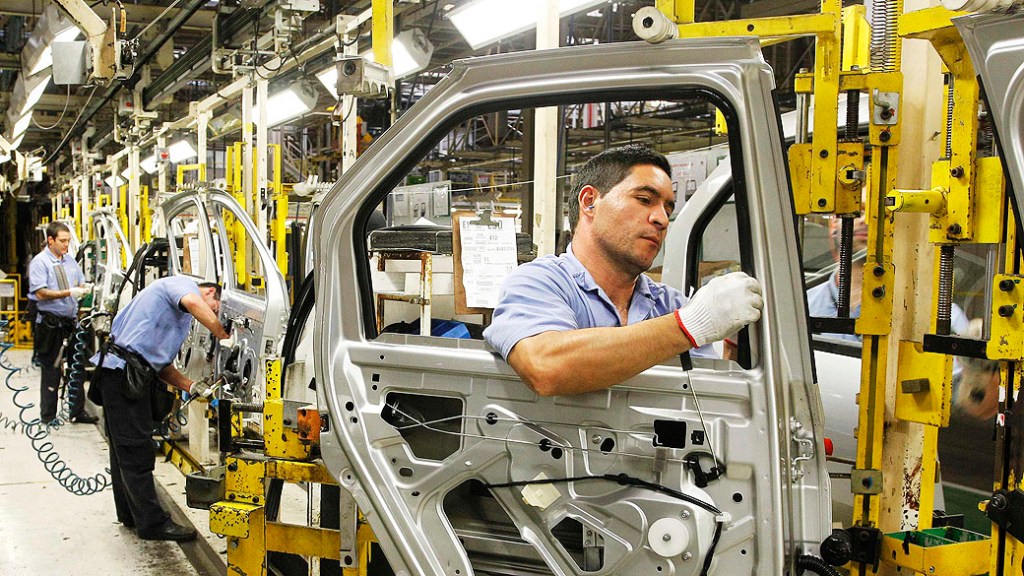 Economistas também esperam queda da produção industrial neste ano