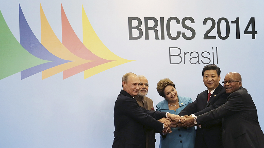 A presidente Dilma Rousseff posa para foto com os chefes de Estado dos países que compõem os Brics: os presidentes da Rússia, Vladimir Putin; o primeiro-ministro da Índia, Narendra Modi; o presidente da China, Xi Jinping; além do presidente da África do Sul, Jacob Zuma