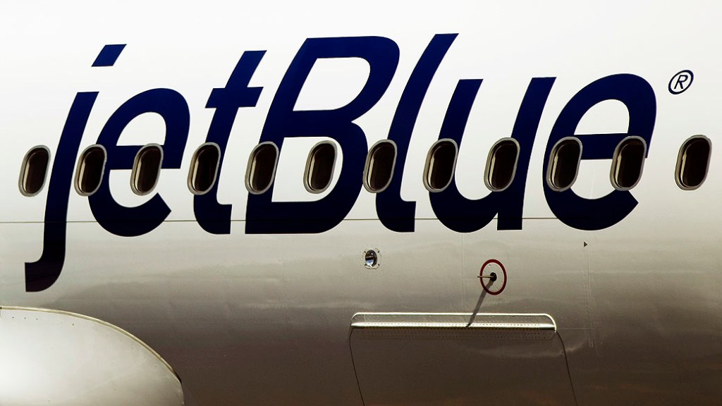 Aeronave da JetBlue Airways espera para decolar no aeroporto LaGuardia, em Nova York