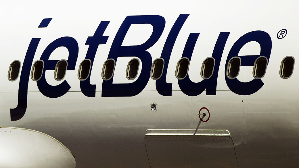 Aeronave da JetBlue Airways espera para decolar no aeroporto LaGuardia, em Nova York