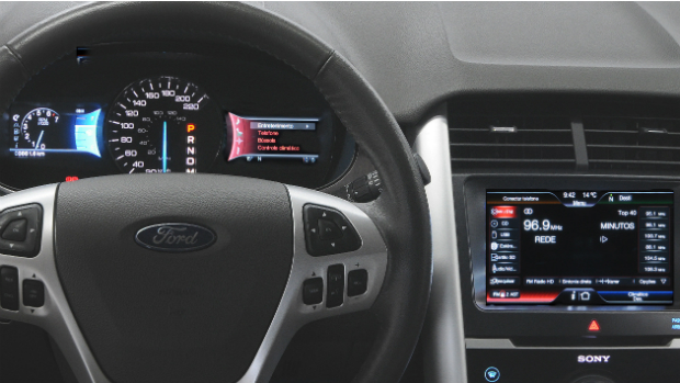 Edge: painel da versão Limited do carro traz duas telas de LCD de 4,2 polegadas