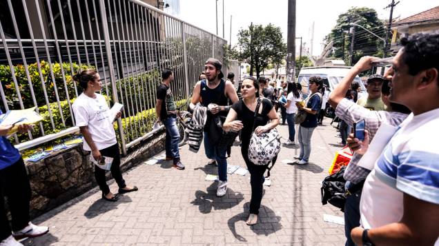 Estudantes correm minutos antes de fechar os portões, para realizarem a prova do Enem 2013