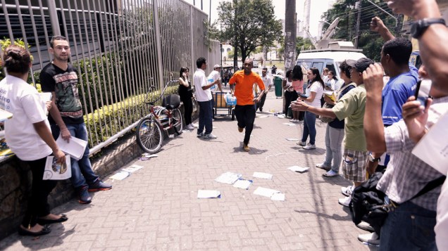 Estudantes correm minutos antes de fechar os portões, para realizarem a prova do Enem 2013