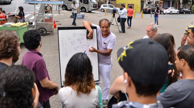 Durante o segundo dia do Enem em São Paulo, o professor Márcio Barbosa dá aula na frente dos portões da Uninove na Barra Funda
