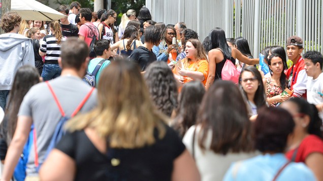Movimentação em frente ao campus da Uninove na Barra Funda durante o segundo dia do Enem em São Paulo