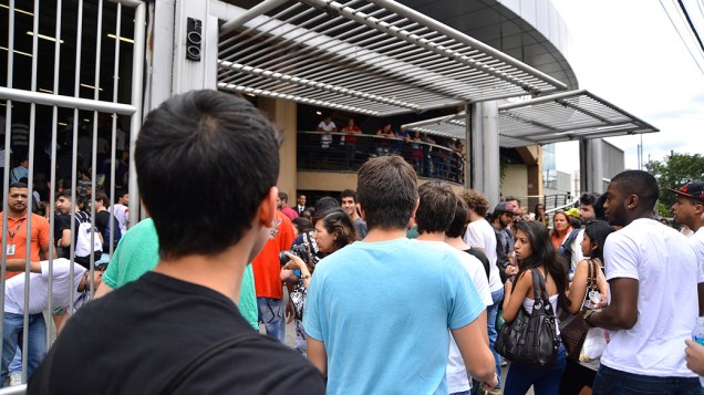 Movimentação em frente ao campus da Uninove na Barra Funda durante o segundo dia do Enem em São Paulo