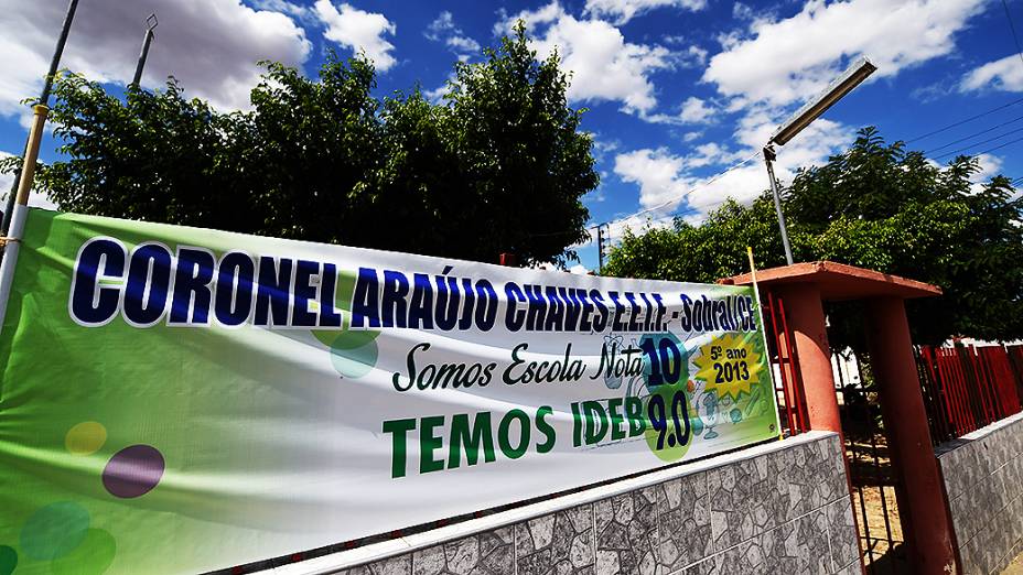 Faixa colocada na entrada da escola após a divulgação das notas do Ideb. "Queremos mostrar para todo mundo que aqui fica a melhor escola da rede", diz Luidmila Sá, diretora da unidade.