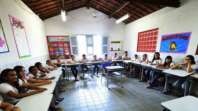 Nada de carteiras enfileiradas: nas salas de aula da Araújo Chaves, o professor faz questão de manter os olhos e a atenção de todos os alunos