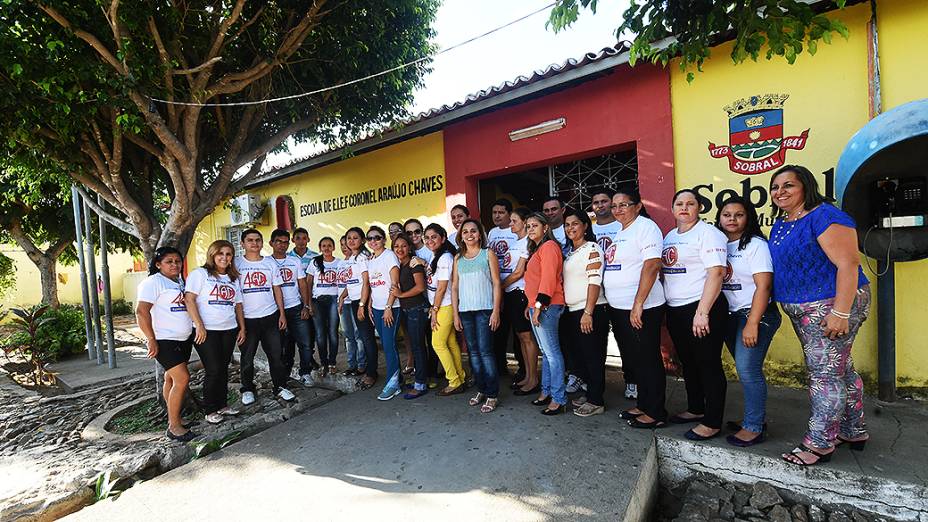 A diretora Luidmila Sá (à direita, de azul) e a equipe de professores e funcionários da escola Araújo Chaves. "O resultado que alcançamos é fruto do trabalho coletivo, não apenas da atuação de um único docente".
