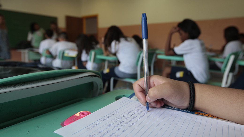 Mais da metade dos alunos brasileiros até oito anos tem baixos níveis de leitura e não consegue solucionar questões com números maiores que 20 ou ler as horas em um relógio de ponteiros.