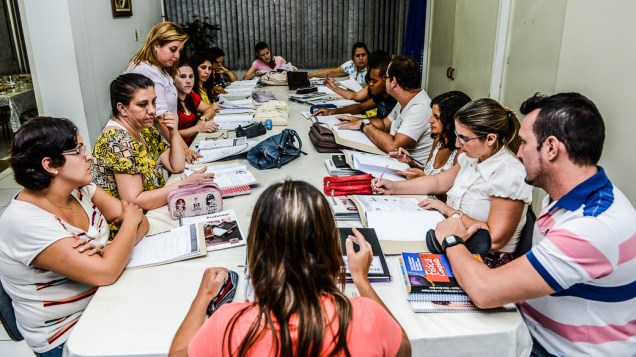 Professores trocam experiências e planejam aulas durante reuniões do Horário de Trabalho Pedagógico Coletivo (HTPC), em Novo Horizonte (SP)
