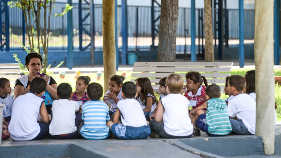 Alunos da rede municipal de ensino de Novo Horizonte (SP) têm aula de leitura ao ar livre