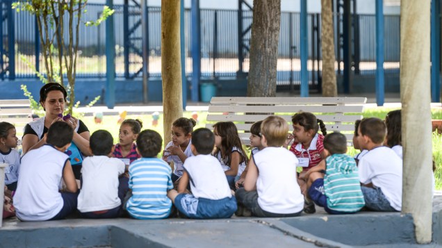 Alunos da rede municipal de ensino de Novo Horizonte (SP) têm aula de leitura ao ar livre