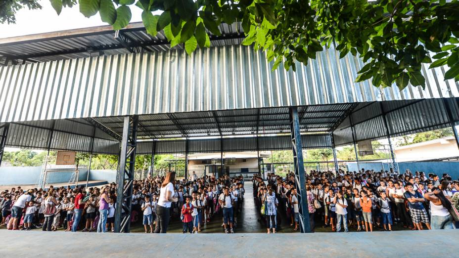Sem microfone, Maria Cristina, diretora da Escola Municipal Hebe de Almeida Leite Cardoso, de Novo Horizonte (SP), repete diariamente aos alunos as regras da unidade