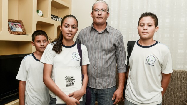 O aposentado Ricardo Rapini com os filhos Rian, de 10 anos, Rafaela, de 14, e Renan, de 13, alunos da rede municipal de Novo Horizonte (SP)