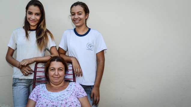 Marisa Alves da Silva, de 38 anos, com a filha Paoma, de 11 anos (à esquerda) e a amiga dela Liziani Guimarães, de 14: "A escola delas parece particular".
