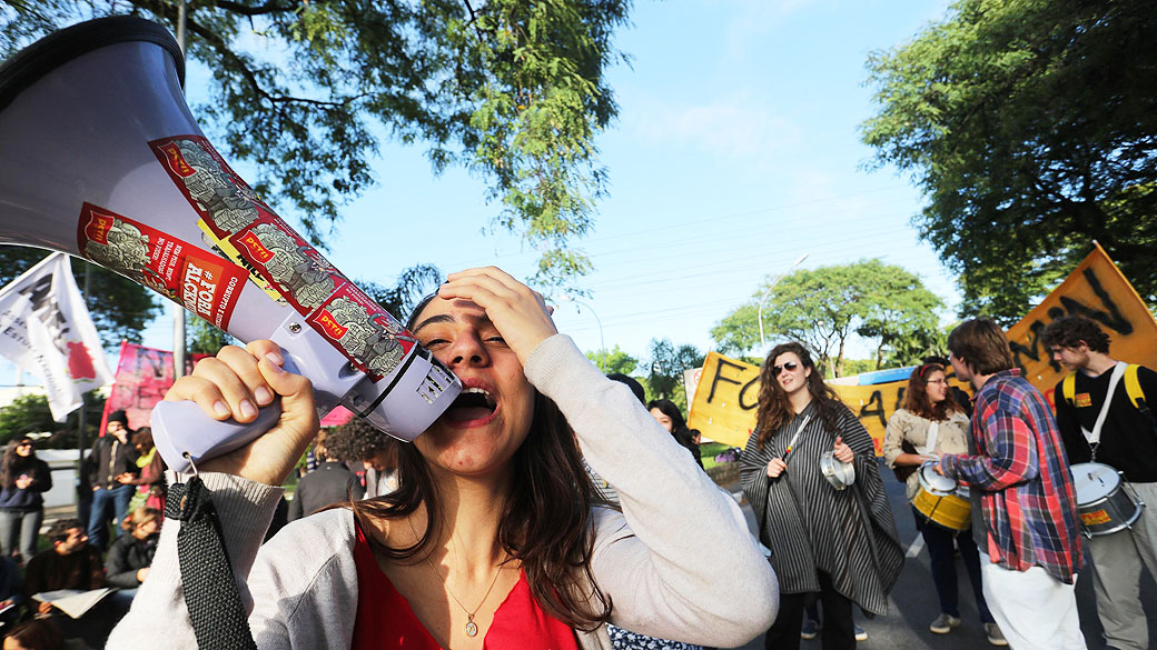 Estudantes da Universidade de São Paulo (USP) fecham os portões da universidade durante protesto na manhã desta terça-feira (29). O objetivo do protesto é pressionar o reitor, João Grandino Rodas, a atender as pautas, como eleições diretas para reitor e o fim do convênio da USP com a PM