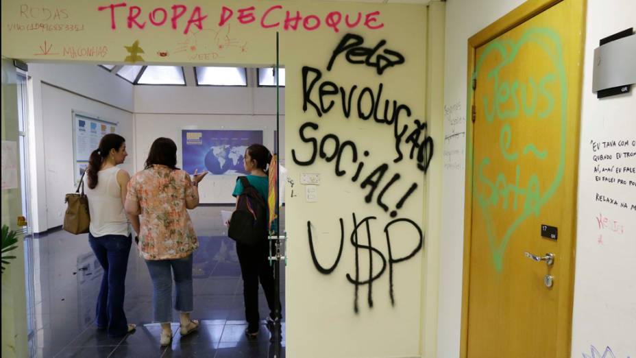 Manifestantes picham palavras de ordem contra a polícia no prédio da reitoria da USP