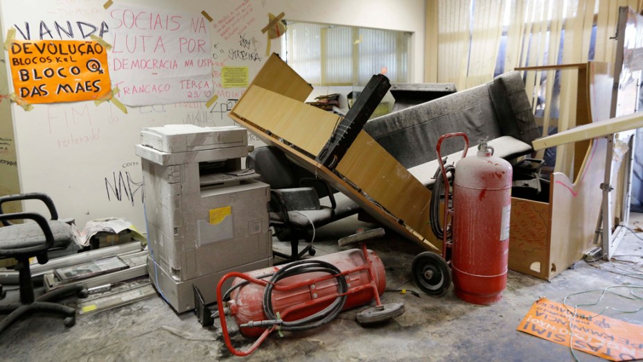 Segundo a USP, diversos equipamentos e móveis foram danificados pelos estudantes durante os 42 dias de ocupação